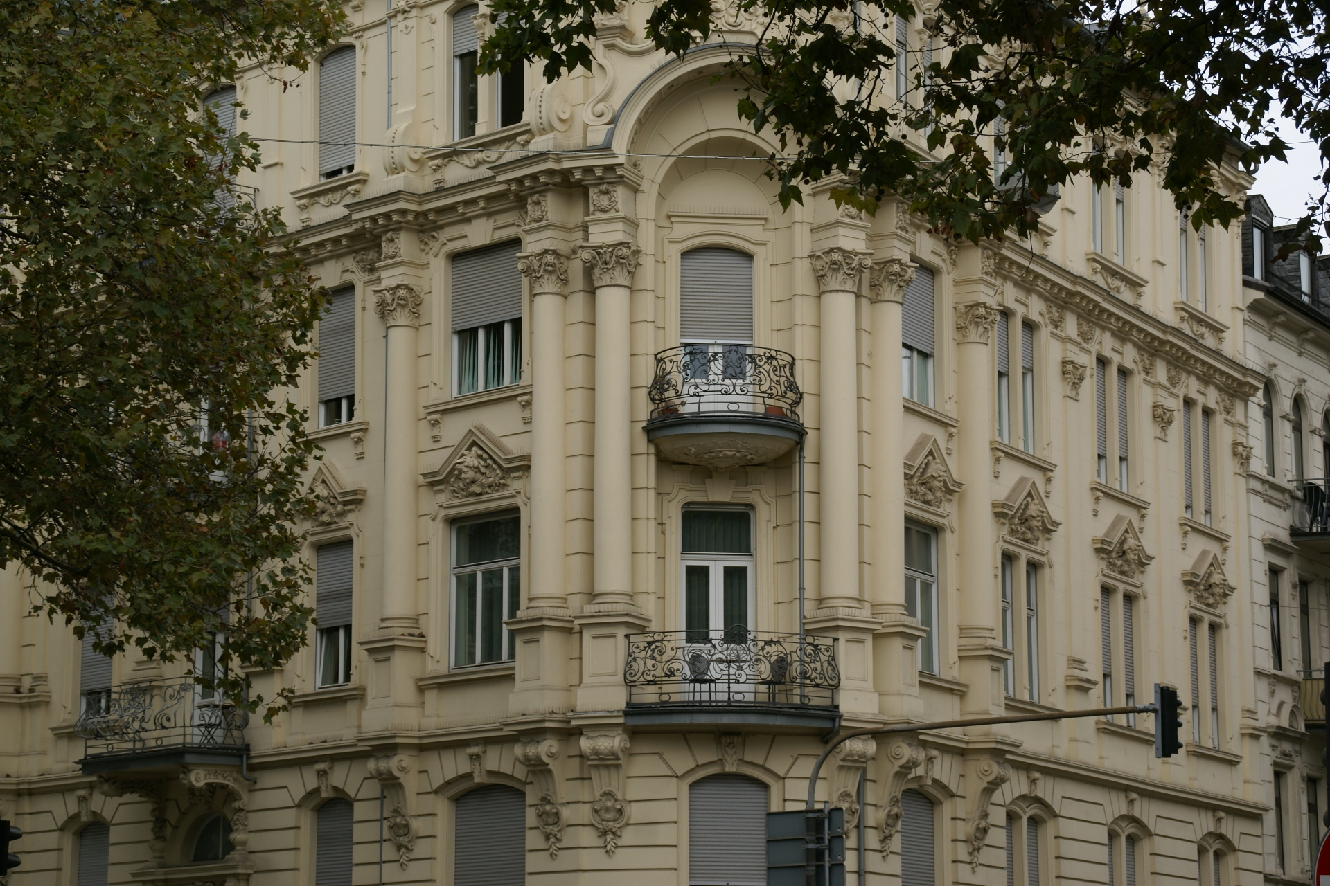 Helle Gründerzeitfassade eines Mehrfamilienhauses am Kaiser-Friedrich-Ring in Wiesbaden